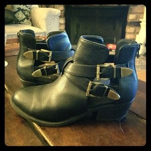 SOLD Cute buckle booties